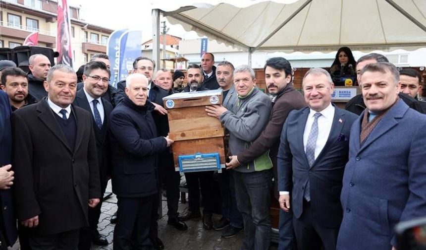 Başkan Bozbey, 380 Arı Kovanını Üreticiye Teslim Etti!
