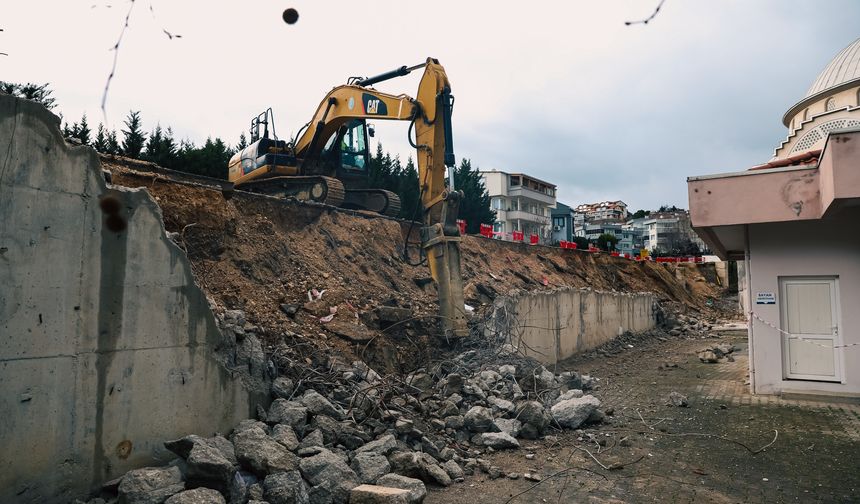 Kültür Mahallesi’nde  çöken duvar yenileniyor