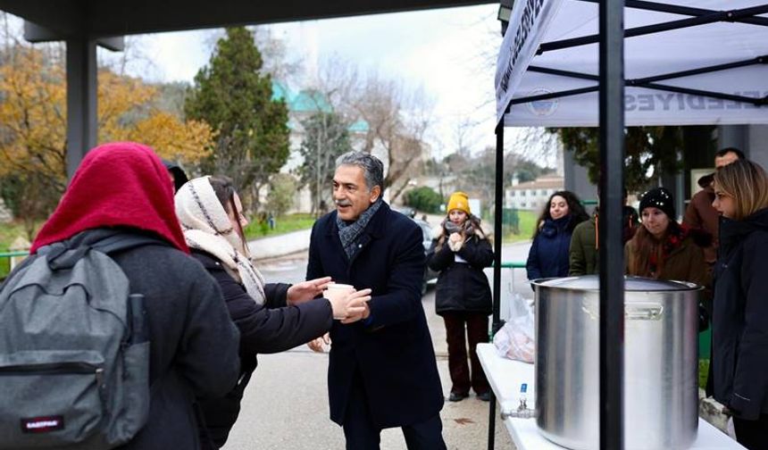 Gençlere ve Esnafa "Sıcak çorba" ikramı
