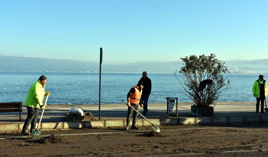Gemlik'te Fırtınanın İzleri Siliniyor
