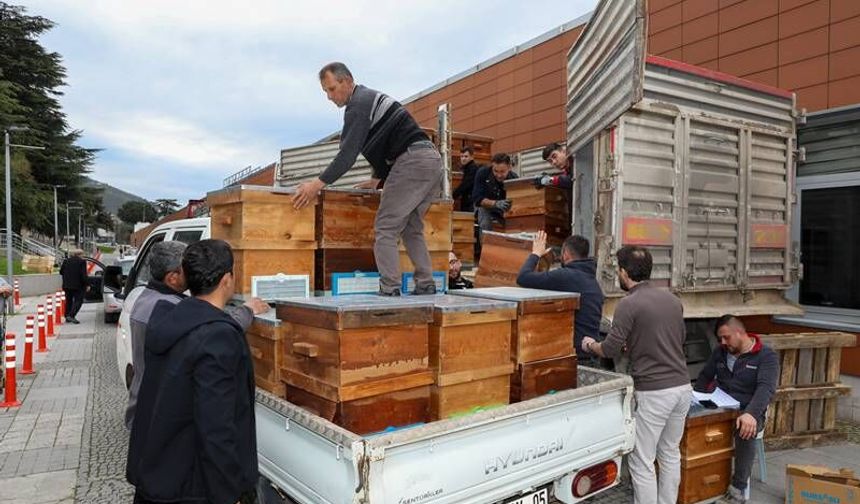 750 adet arı kovanı sahiplerine teslim edildi.
