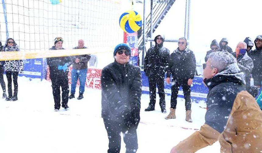 Kar Voleybolu Şampiyonları Ödüllerini Aldı!