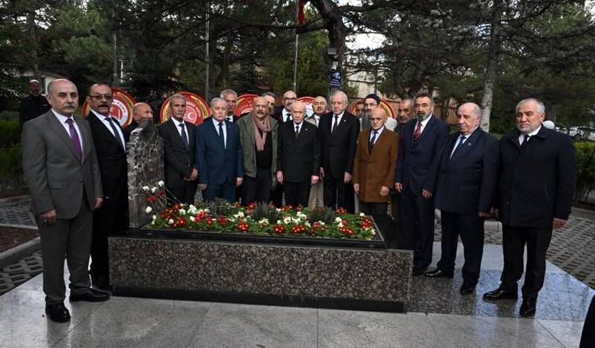 Alparslan Türkeş kabri başında anıldı.
