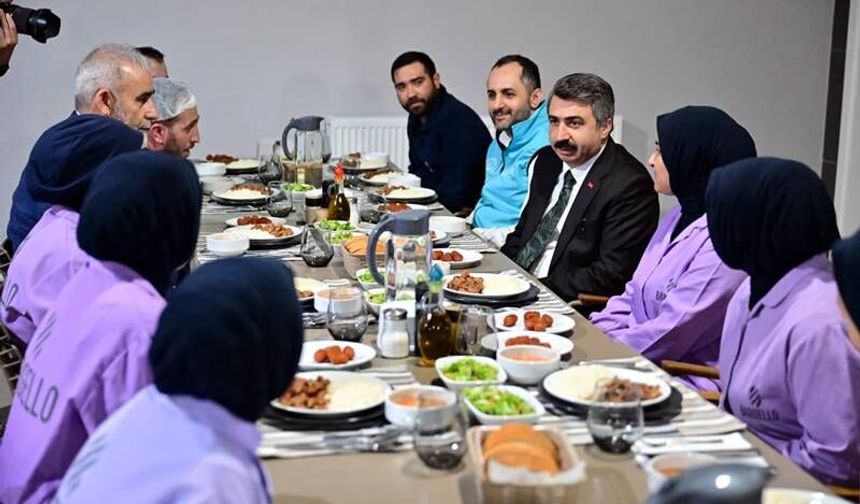 Fabrika Sofrasında Emekçiyle Omuz Omuza