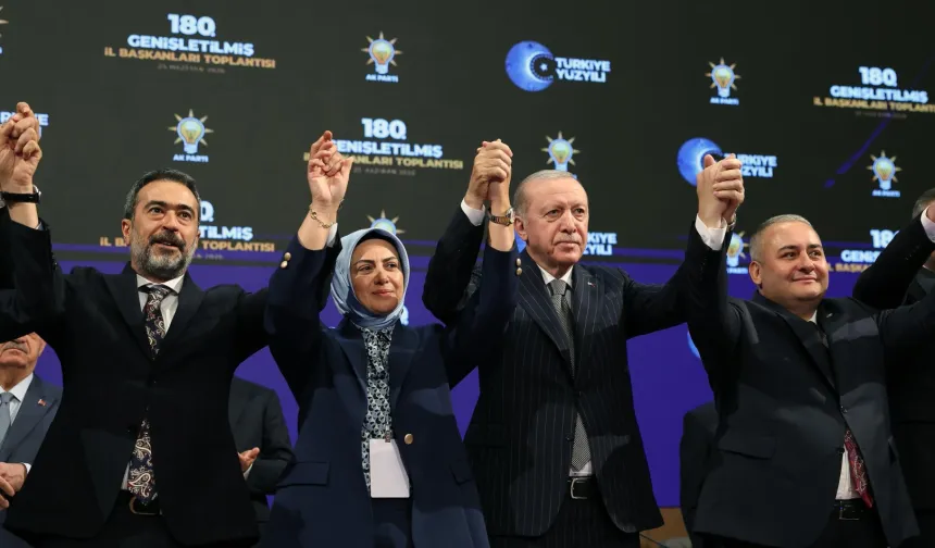 AK Parti'ye üç belediye başkanı daha katıldı.