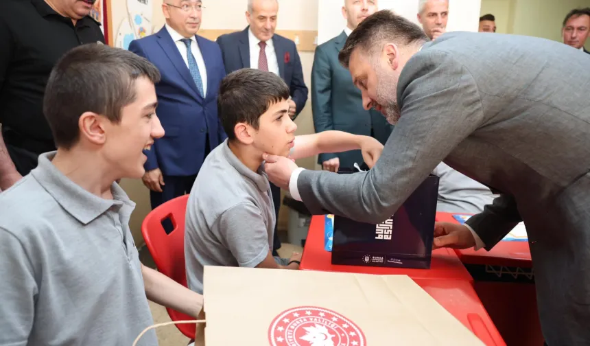 Şahin Biba, öğrencilerin karne heyecanına ortak oldu