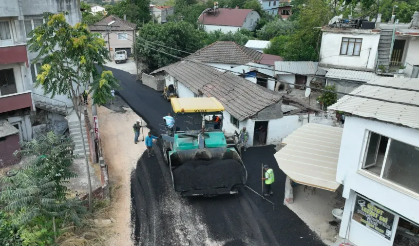 Karacabey'in Yenikaraağaç Mahallesi'nde yollar yenileniyor