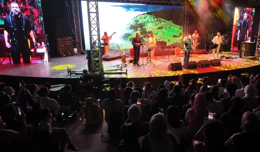 Selçuk Balcı ve sevilen grubu Koliva aynı sahneyi paylaştı.