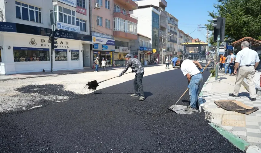 Yenişehir'in ana arterleri sıcak asfaltla yenilendi