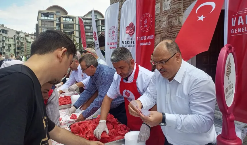 Emir Sultan Külliyesi'nde karpuz ikramı