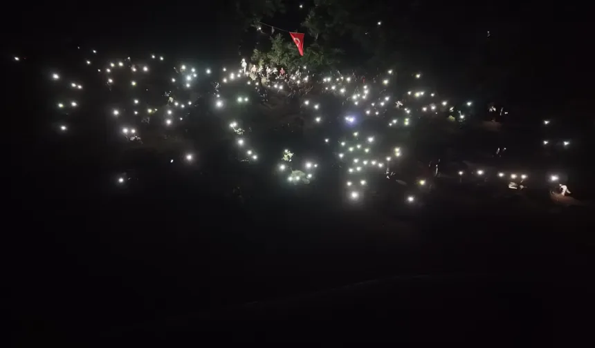Binlerce kişi gözlerini gökyüzüne çevirdi