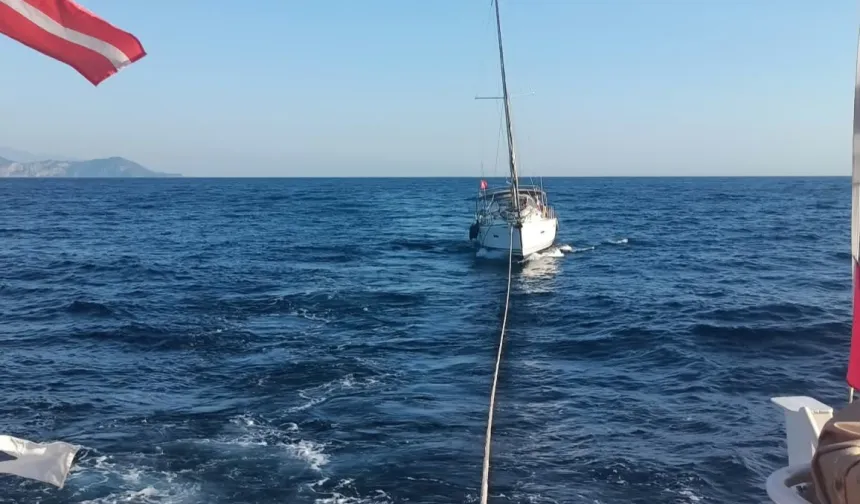 Fethiye açıklarında sürüklenen teknedeki 5 kişi kurtarıldı