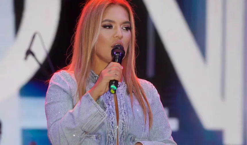 Demet Akalın performansıyla festivale renk kattı.