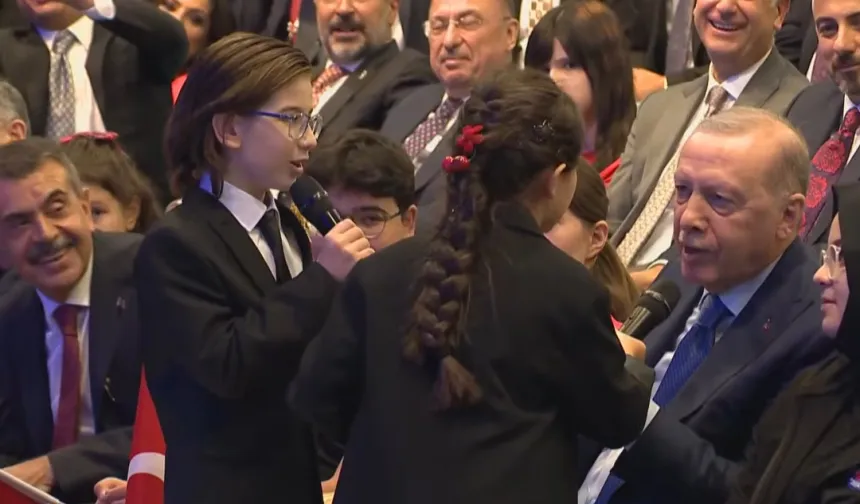 Erdoğan'dan çocuklara türkü süprizi