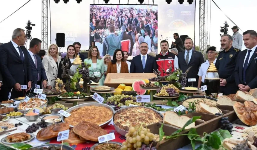 Türkan Şoray'a Tekirdağlılar yoğun ilgi gösterdi.