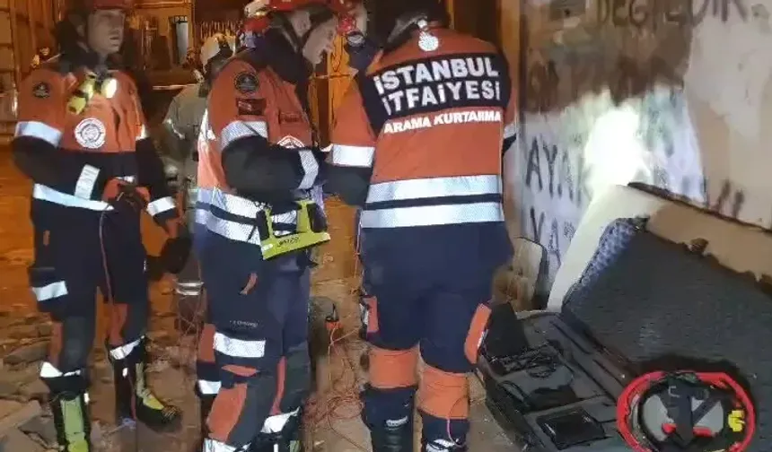 5 katlı metruk çöktü! Göçükte kimseye rastlanmadı!