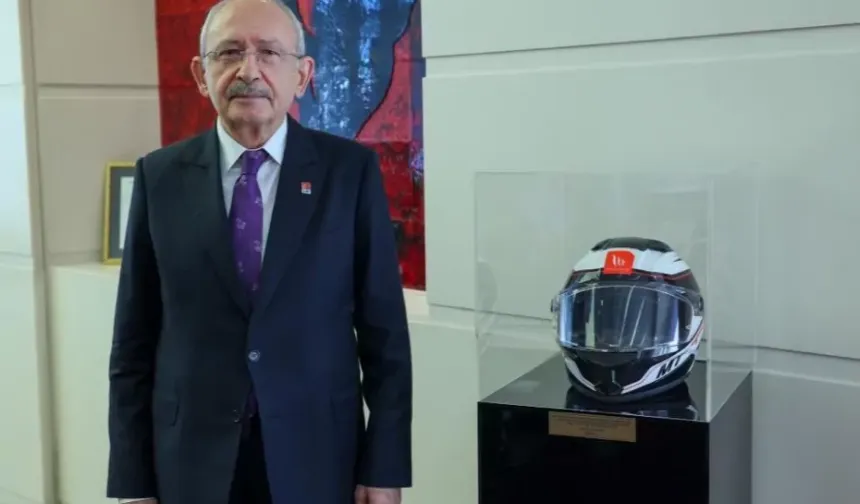 Murat Can Pekeroğlu'nun kaskını makam odasına koydu