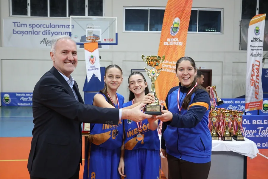 Sokak basketbolunda şampiyonlar kupalarına kavuştu
