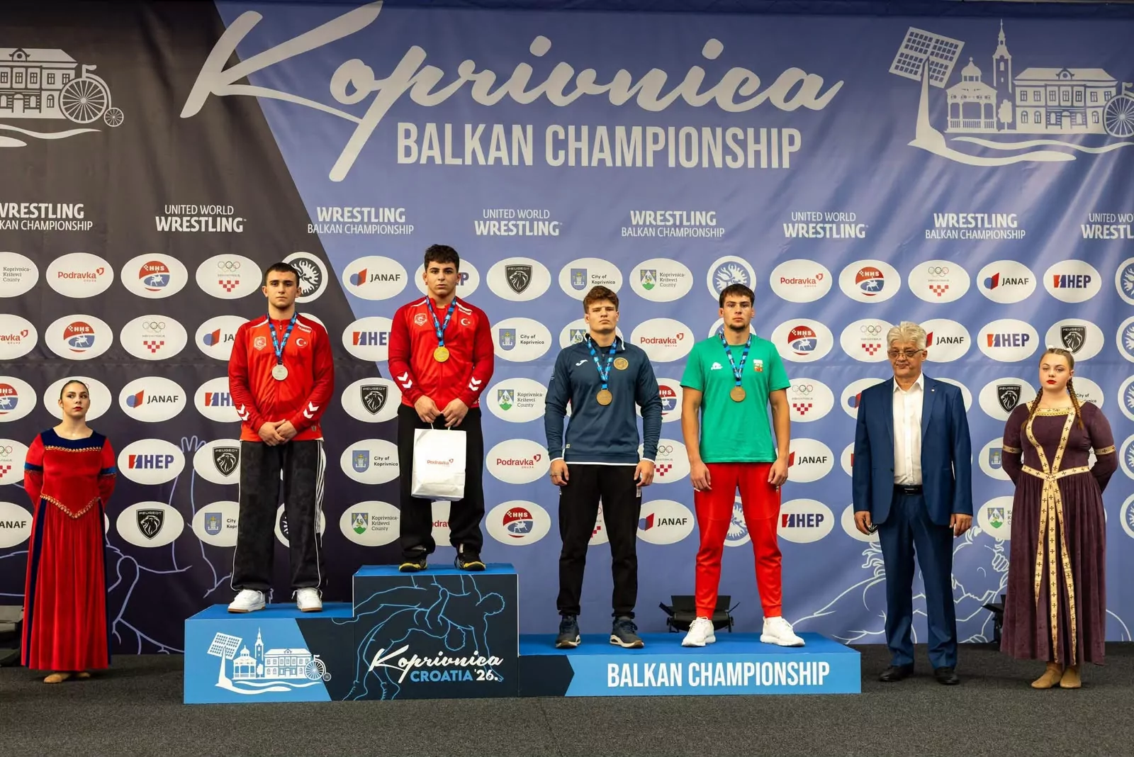 Güreşçiler madalyalarla döndü